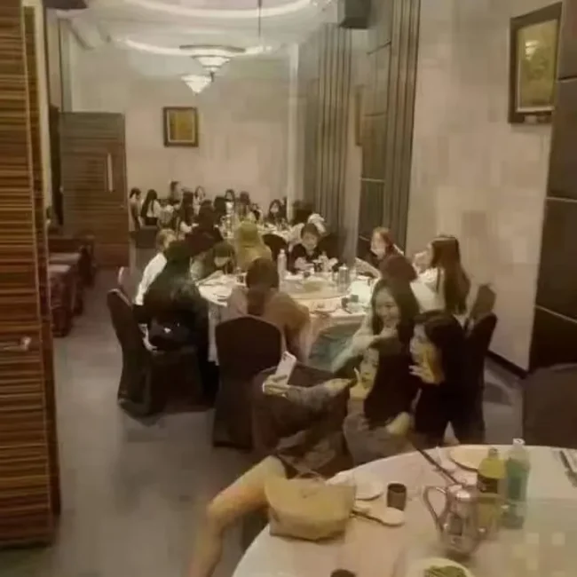 台中傳播春酒聚餐吃飯中全體入鏡照片