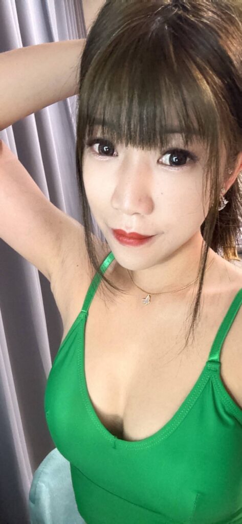 台中傳播員工舉起左手面對鏡頭，自拍