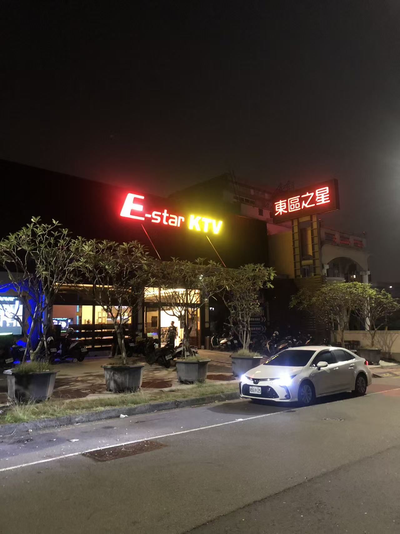 台中傳播夜晚於台中東區之星ktv門口拍攝店面照片