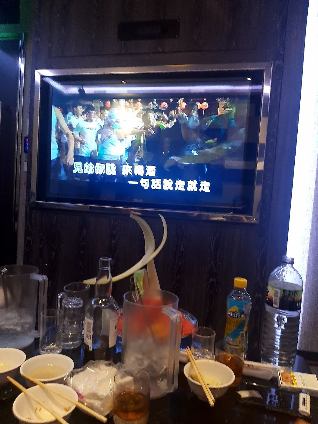 台中傳播於凱悅KTV,唱歌體驗，桌上有酒，酒杯，播放兄弟你說音樂