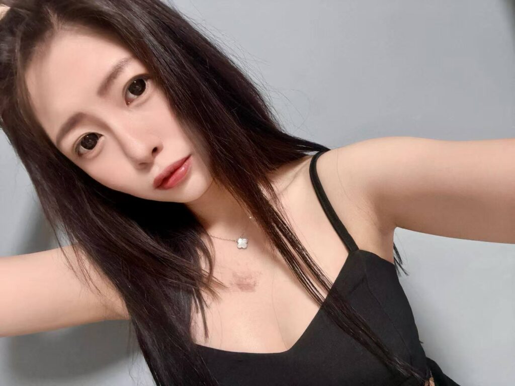 台中傳播公關舉起左手面對鏡頭自拍