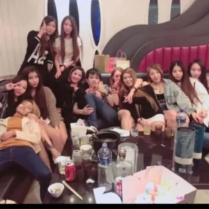 2021/10/31台中傳播生日歡唱活動現場互動情況，多人聚會與包廂娛樂氣氛-合照