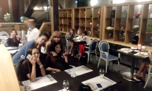 2017/3/6台中傳播春酒活動現場互動情況，多人聚會與包廂娛樂氣氛