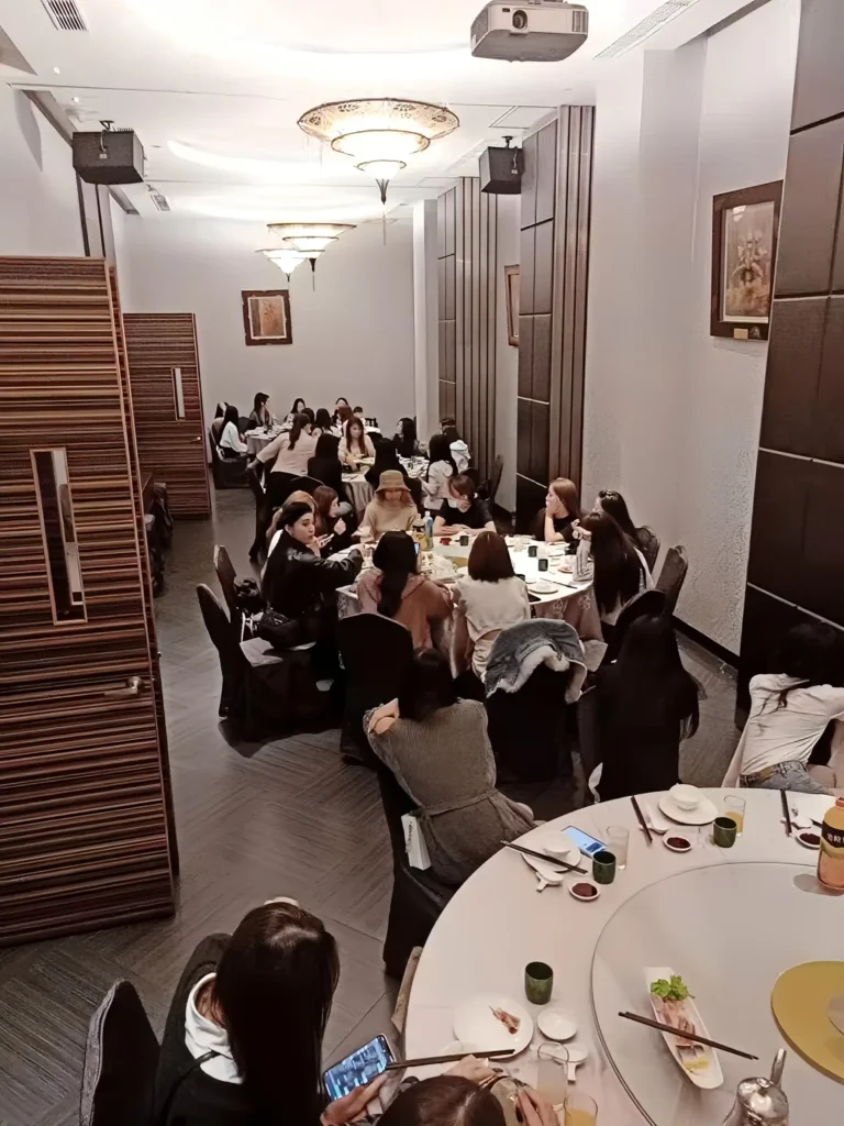 2021/3/15台中傳播春酒活動現場互動情況，多人聚會與包廂娛樂氣氛