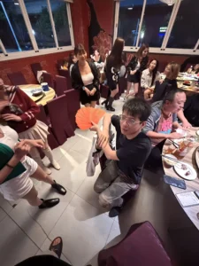 2026/3/20台中傳播春酒活動現場互動情況，多人聚會與包廂娛樂氣氛