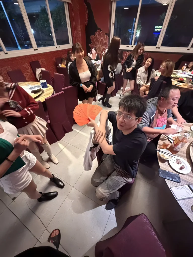 2026/3/20台中傳播春酒活動現場互動情況，多人聚會與包廂娛樂氣氛