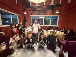 026/3/20台中傳播春酒活動現場合照，多人聚會與包廂娛樂氣氛